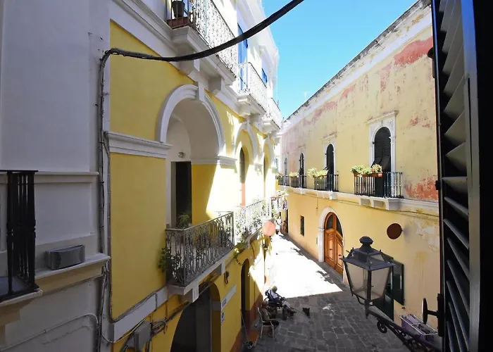 לינה וארוחת בוקר Laura - Luxury